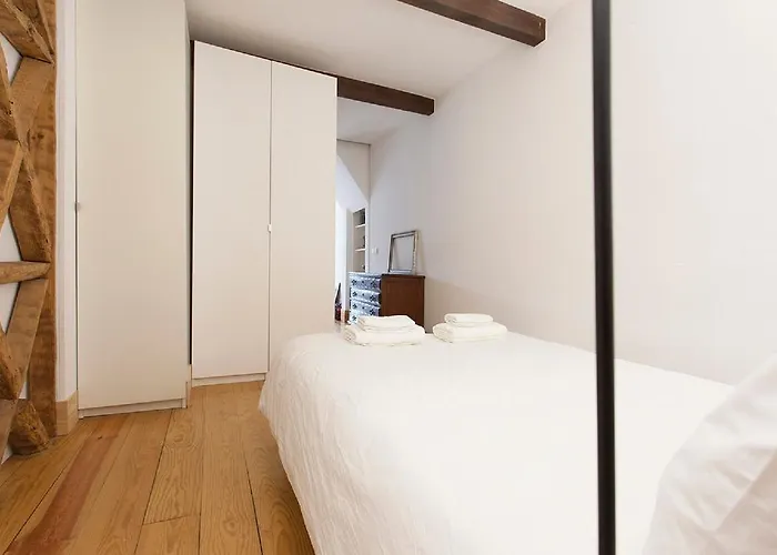 Center, Charm, Practical&quiet *